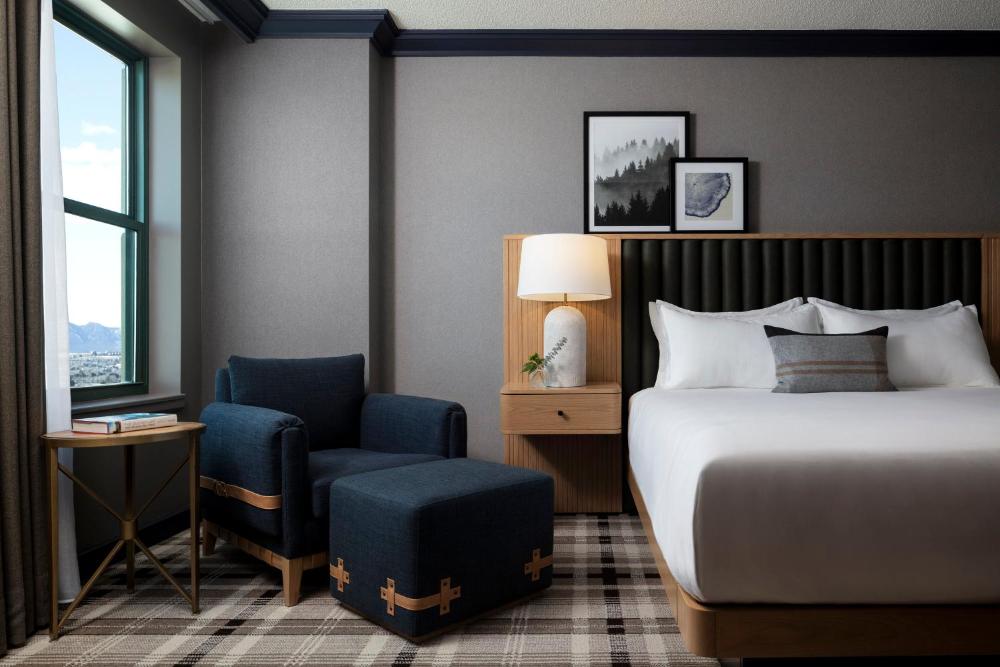 Classic Deluxe Room - 1 King Bed interior